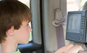 ילד רואה DVD במכונית (צילום: Shutterstock)