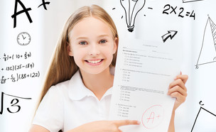 תלמידה עם מבחן (צילום: Shutterstock, מעריב לנוער)