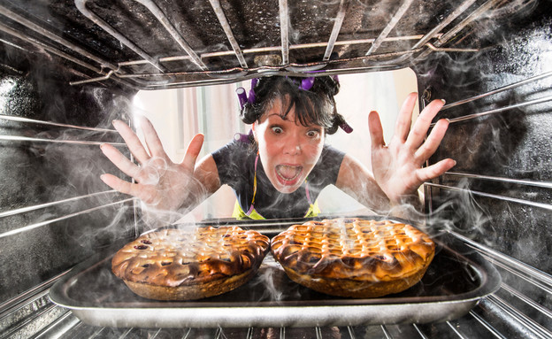 עוגות נשרפות בתנור (צילום: Andrey Armyagov, Shutterstock)