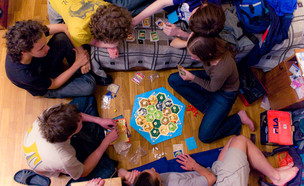 קבוצת צעירים משחקת קטאן (צילום: ויקיפדיה)