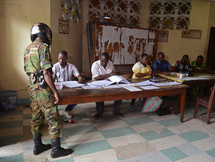 חייל מתכונן להצביע בבחירות של קונגו בברזוויל  (צילום: ap)