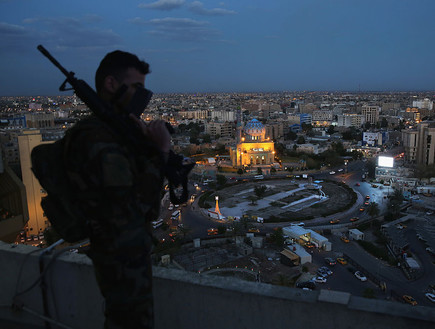 חייל עיראקי משקיף על בגדד  (צילום: John Moore, GettyImages IL)
