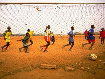 ילדים משחקים כדורגל בלאגוס (צילום:  Ben Radford - Allsport)