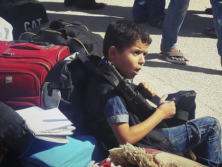 נער מחזיק רובה בדמשק (צילום: ap)
