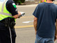 שוטר נותן דוח תנועה (צילום: Shutterstock)