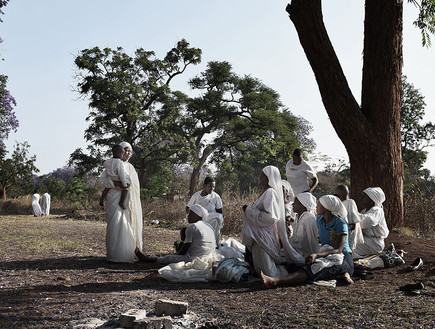 נשים נוצריות עורכות טקס בשטח פתוח בעיר הררה בזימבבוואה (צילום: Gettyimages IL)
