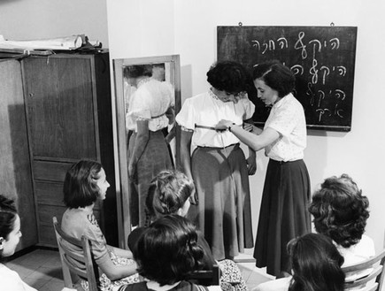 נשים בשיעור תפירה (צילום: George Pickow, GettyImages IL)