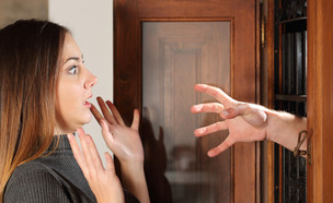 אישה נבהלת מגבר שמכניס יד דרך החלון (אילוסטרציה: Shutterstock)