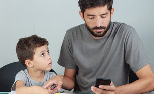 הורים עם סמארטפון (צילום: ShutterStock)