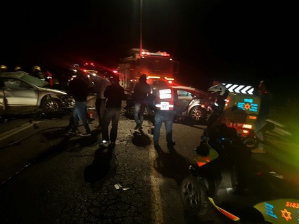 צוותים רפואיים בזירת התאונה (צילום: איתי מזור, תיעוד מבצעי - מד