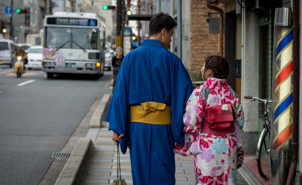 זוג צעיר בלבוש מסורתי, קיוטו (צילום: עפר קידר)