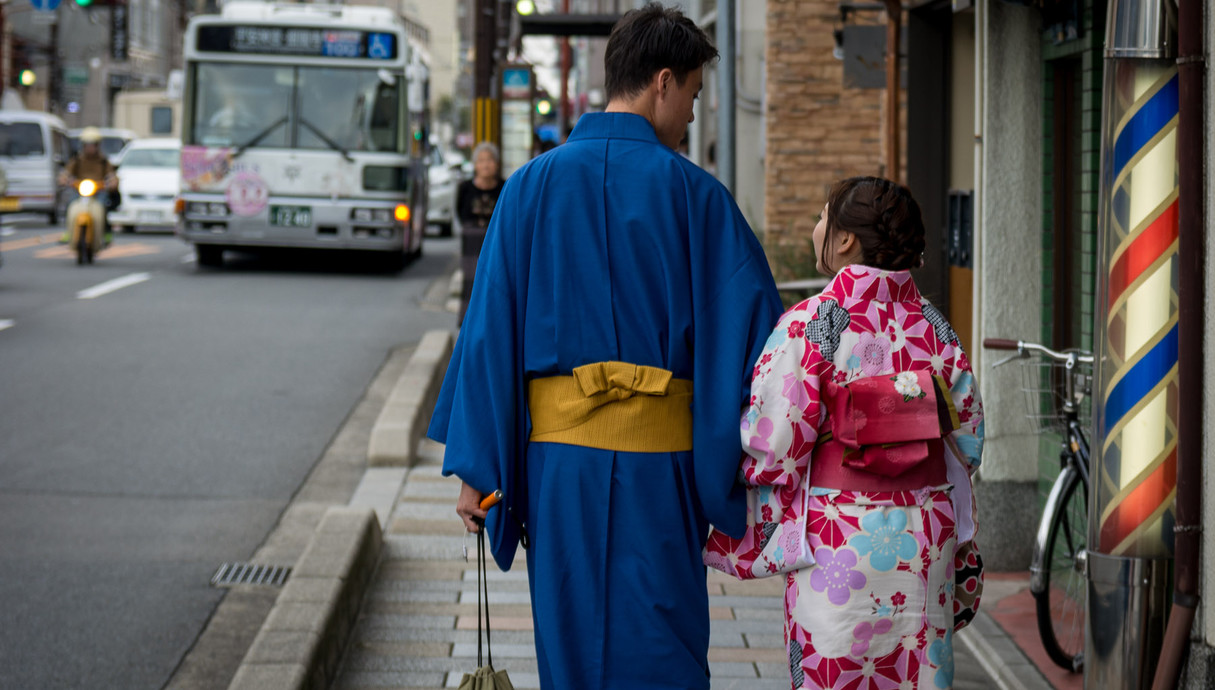 זוג צעיר בלבוש מסורתי, קיוטו