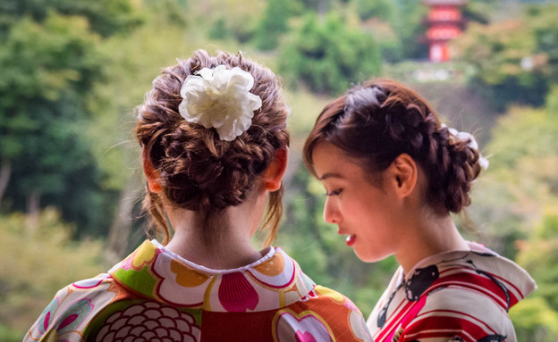 צעירות בלבוש מסורתי במקדש קיומיזו דרה, קיוטו (צילום: עפר קידר)