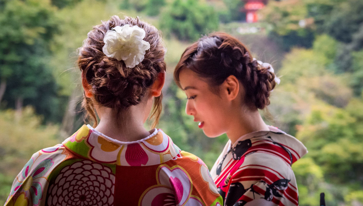 צעירות בלבוש מסורתי במקדש קיומיזו דרה, קיוטו