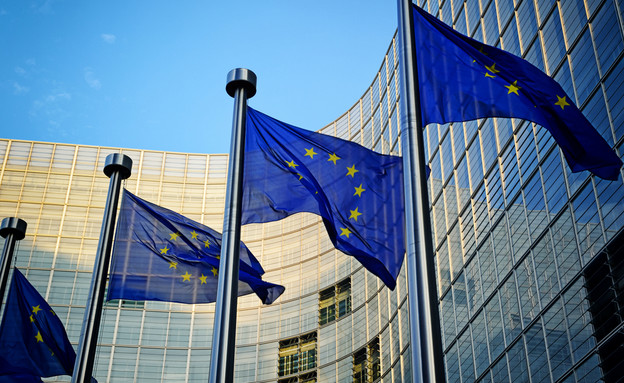 דגלי אירופה מחוץ לבניין הנציבות האירופית בבריסל (צילום: ShutterStock)