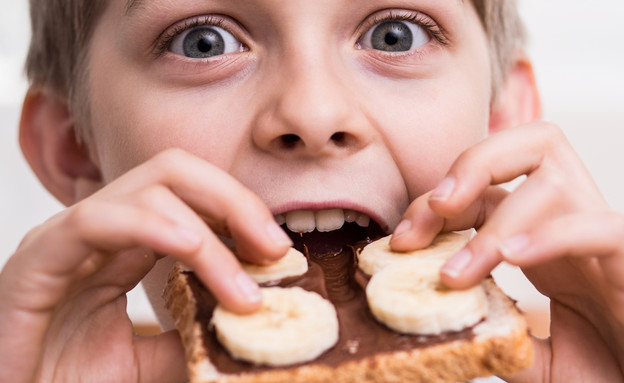 ילד אוכל  (צילום: Shutterstock)