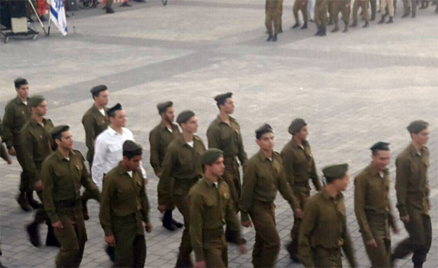 הבוגרים הטריים (צילום: חדשות השואגים לימין)