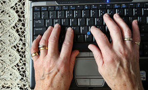 פנסיונרית משתמשת במחשב (צילום: Peter Macdiarmid, GettyImages IL)