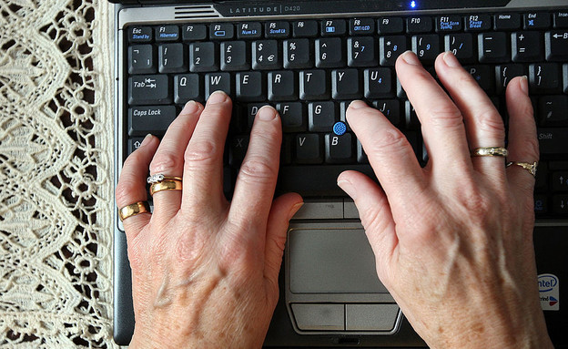 פנסיונרית משתמשת במחשב (צילום: Peter Macdiarmid, GettyImages IL)