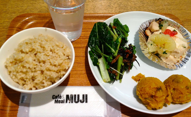 יפן, אוכל מהיר ואיטי בסניפי מוג׳י (צילום: dreamgolive)