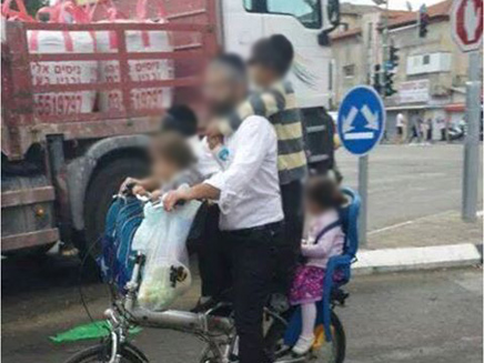 כמה ילדים רכובים על זוג אופניים אחד? (צילום: אור ירוק)