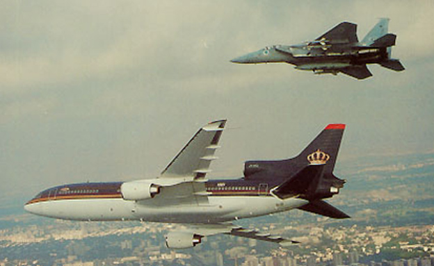 מטוסי ה"בז" מלווים את המלך חוסיין (צילום: אתר חייל האוויר)