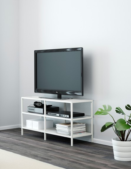 סלון01, שידת טלוויזיה לבנה בסגנון מודרני (צילום: יחצ איקאה)