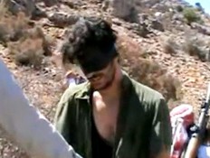 אימו של החטוף האמריקני בסוריה: מבקשת מודיעין מישראל