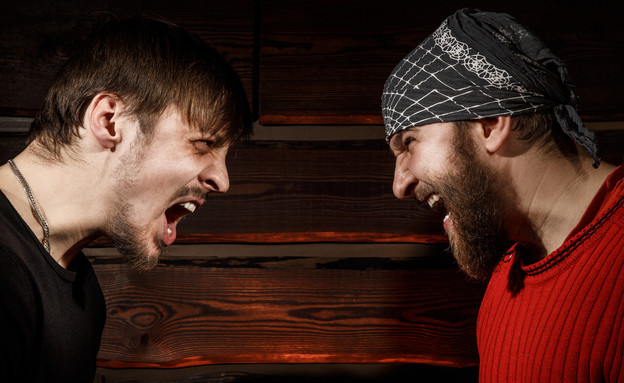 שני גברים צועקים אחד על השני (אילוסטרציה: Shutterstock)