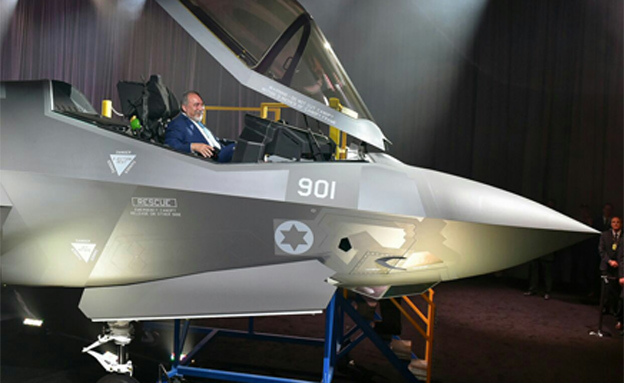 ליברמן ומטוס ה-F-35 בארה"ב (צילום: אריאל חרמוני\ משרד הביטחון)