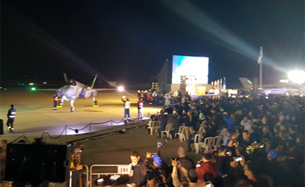 המטוס לאחר שנחת בישראל, הערב (צילום: חדשות 2)