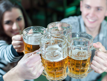צעירים שותים בירה (צילום: George Rudy, Shutterstock)