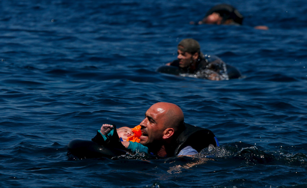מבצע הצלה בלב הים התיכון (צילום: רויטרס)