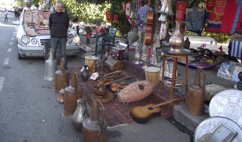 שוק הפשפשים של טביליסי. מזכרות גם מהתקופה הסובייטי (צילום: אלינור פוקס)
