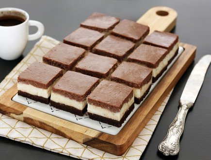 קוביות עוגת גבינה וממרח שוקולד (צילום: ענבל לביא, mako אוכל)