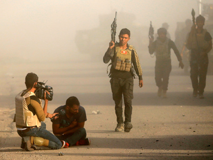 עיתונאי עירקי נפצע במוסול (צילום: רויטרס)