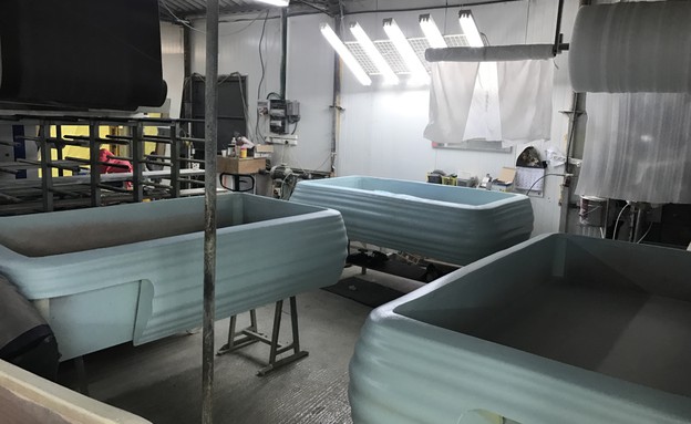 מיטות בבניה בסטודיו (צילום: magentaworkshop)