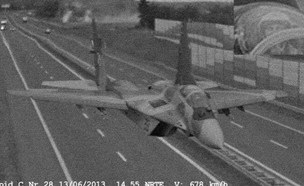מטוס קרב במהירות מופרזת (צילום: aviationhumor.net)