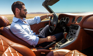 גבר נוהג במכונית יוקרה (אילוסטרציה: Shutterstock)