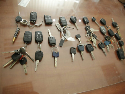 מפתחות הרכבים הגנובים שנמצאו (צילום: דוברות משטרת ירושלים)