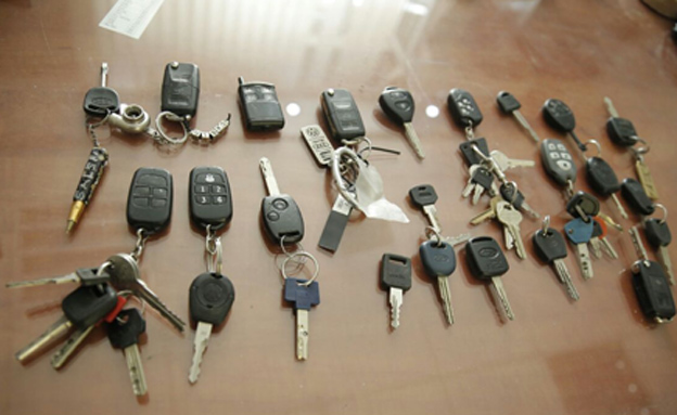 מפתחות הרכבים הגנובים שנמצאו (צילום: דוברות משטרת ירושלים)