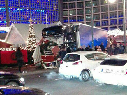משאית התנגשה באנשים בשוק כריסמס בברלין