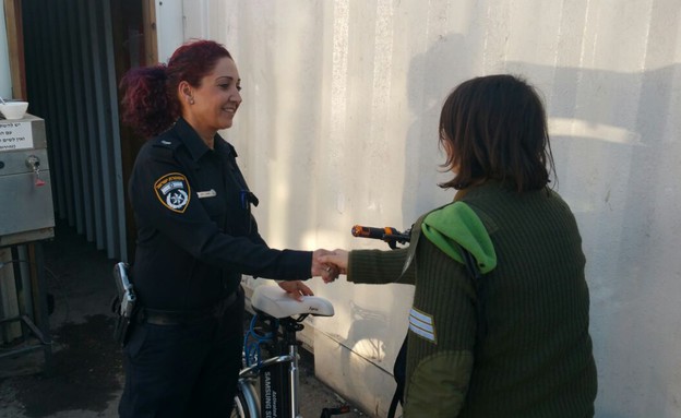 החזירו לחיילת את האופניים (צילום: דוברות המשטרה)