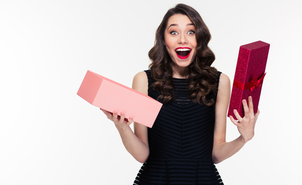 אישה מופתעת פותחת מתנה (אילוסטרציה: Shutterstock)
