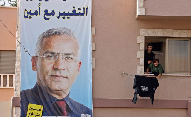 כרזת הבחירות של אמין ענבתאוי בשפרעם (צילום: דרור ארצי, ג'יני)