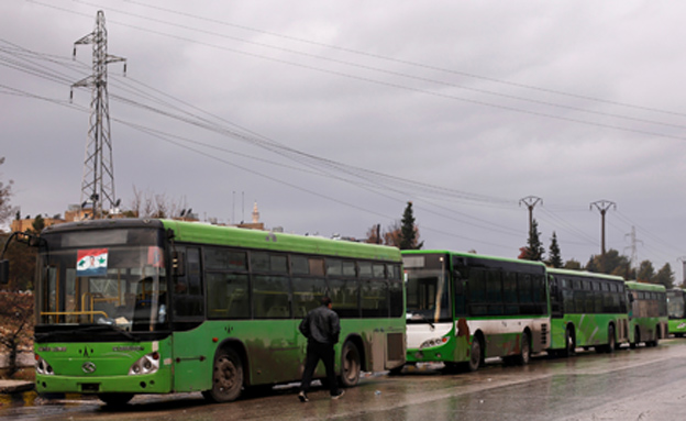 פינוי האזרחים מהעיר (צילום: רויטרס)