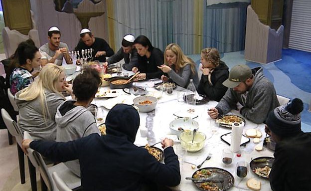 הדיירים אוכלים ארוחת ערב  (צילום: האח הגדול 24/7)