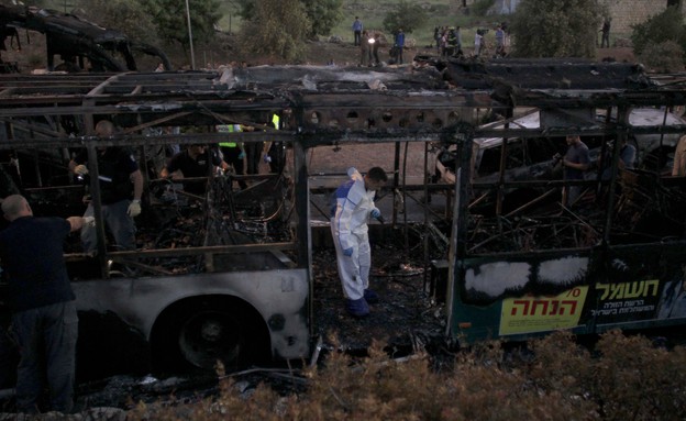 אוטובוס קו 12 של אגד לאחר הפיגוע באפריל 2016 (צילום: Gettyimages IL, getty images)