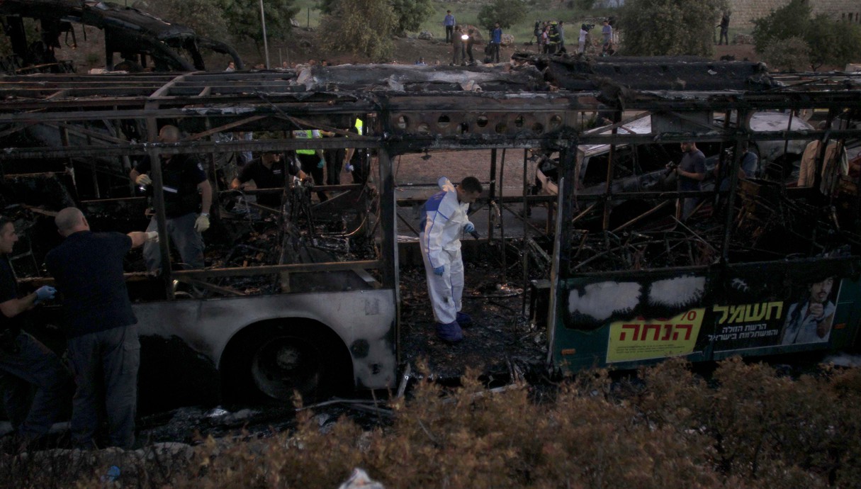 אוטובוס קו 12 של אגד לאחר הפיגוע באפריל 2016