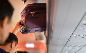 תא אחסון במטוס (צילום: Hanoi Photography, Shutterstock)